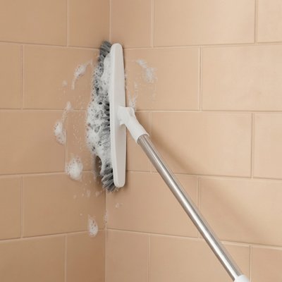 Brosse pivotante pour nettoyer sous les meubles et les coins 