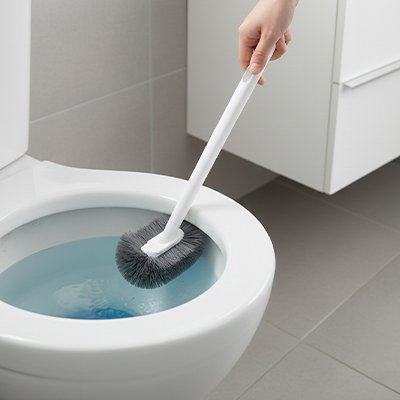 Brosse toilette avec œillet de suspension qui facilite l'accrochage 