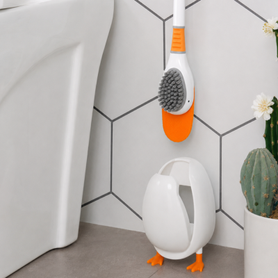 Brosse toilette orange rangée verticalement dans son support hygiénique