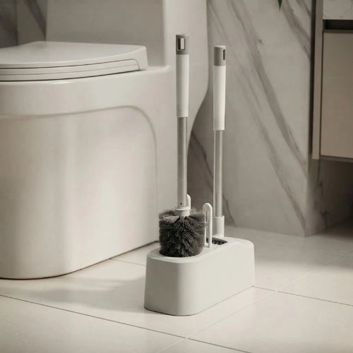 ​Brosse WC à long manche rangée dans un support blanc