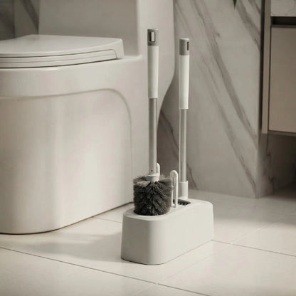 ​Brosse WC à long manche rangée dans un support blanc