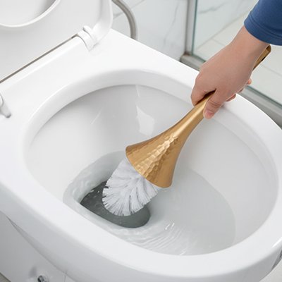 Brosse wc avec finition artisanale sur les surfaces métalliques