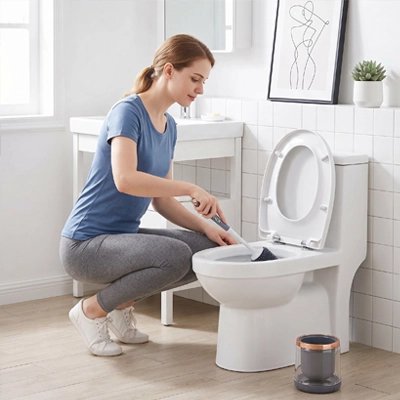 Brosse WC avec tête remplaçable utilisée pour nettoyer la cuvette