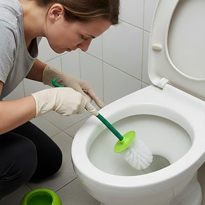 Brosse wc conçus pour un récurage en profondeur sous rebord