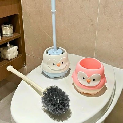 Brosse wc en forme de pingouin kawaii qui égaye l'espace
