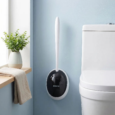 brosse wc en silicone blanc et noir sur mur bleu