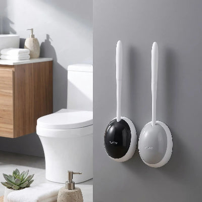 brosse wc en silicone sur mur gris prêt de la toilette