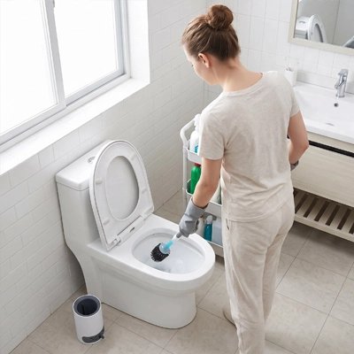 Brosse WC en silicone utilisée pour nettoyer efficacement la cuvette