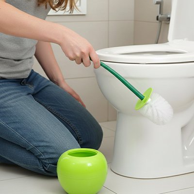 Brosse wc fait de matériaux lavables qui se rincent rapidement 