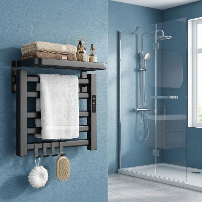 chauffe serviette salle de bain gris sur mur bleu