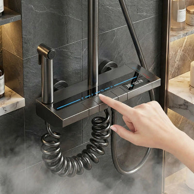 colonne-de-douche-a-clavier-sur-mur-gris