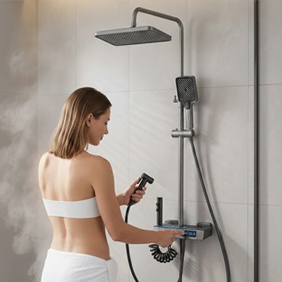 Colonne de douche avec barre coulissante permettant d'adapter la position