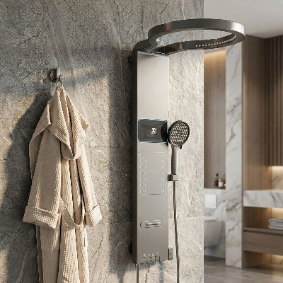 colonne-de-douche-avec-peignoir-a-coté