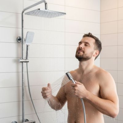 colonne-de-douche-avec-une-tete-carré-effet-pluie