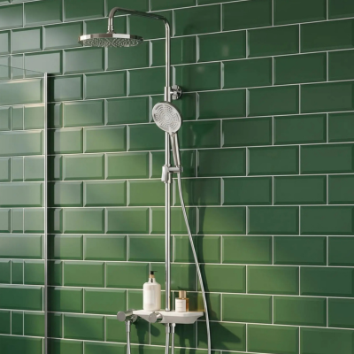 colonne de douche chromé et blanc sur mur vert