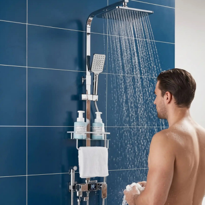 colonne-de-douche-chromé-sur un mur en céramique bleu