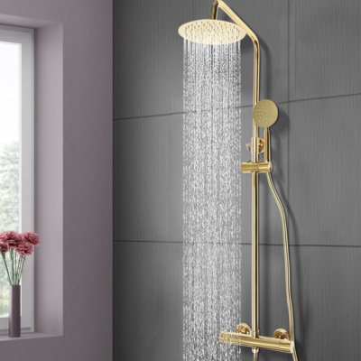 colonne-de-douche-doré-sur-un-mur-gris-effet-pluie