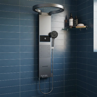 colonne-de-douche-grise-sur-mur-bleu