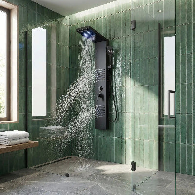 colonne-de-douche-led-noir-sur-un-mur-de-céramique-verte