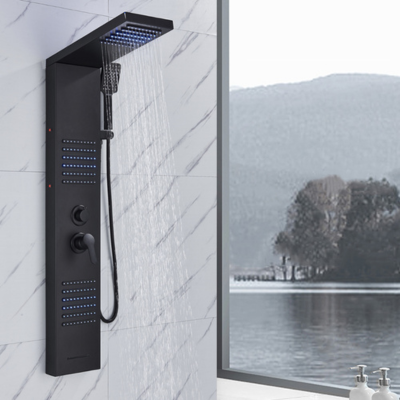 colonne-de-douche-led-noir-sur-un-mur-de-marbre
