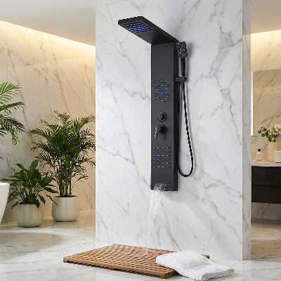 colonne-de-douche-led-noir-sur-un-mur-de-marbre