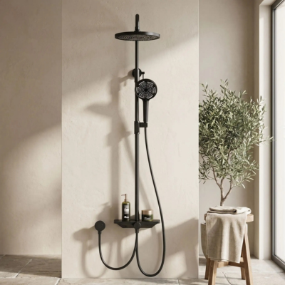 colonne-de-douche-noir-avec-une-tete-ronde