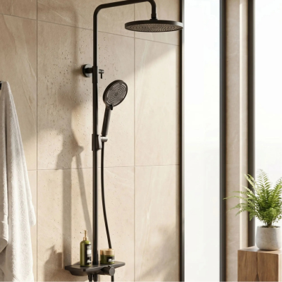 colonne-de-douche-noir-sur-un-mur-de-céramique-beige
