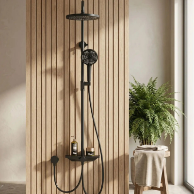 colonne-de-douche-noir-sur-un-mur-en-bois