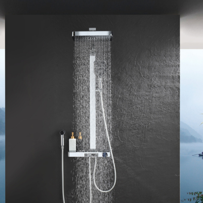 colonne-de-douche-sur-mur-de-ciment-noir