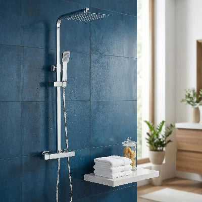 colonne-de-douche-sur-un-mur-bleu