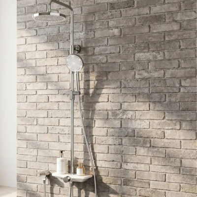 colonne-de-douche-sur-un-mur-de-brique-grise