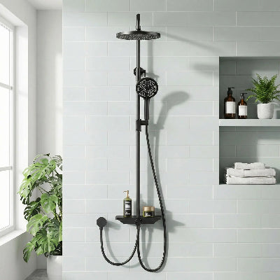 colonne-de-douche-sur-un-mur-gris-en-brique