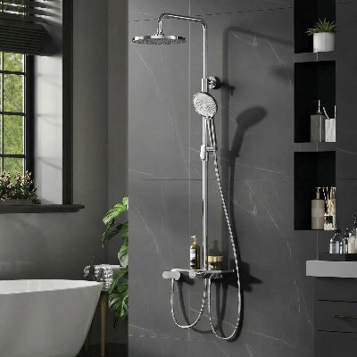 colonne-de-douche-sur-un-mur-gris