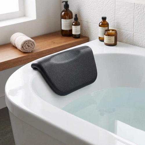 Coussin pour baignoire noir fixé sur le rebord intérieur d’une baignoire