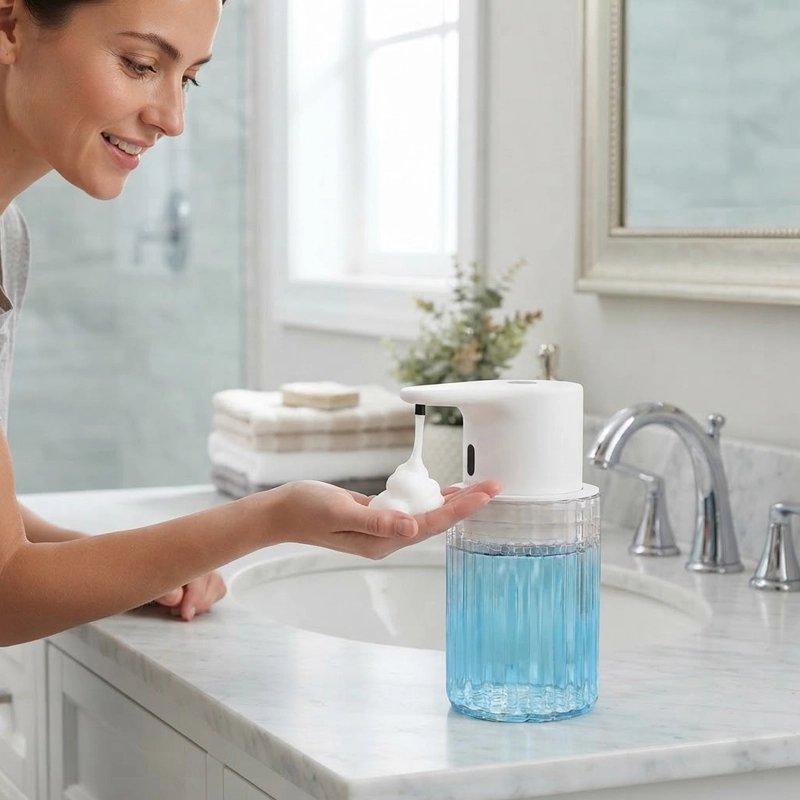 ​Distributeur automatique de savon liquide sur lavabo de salle de bain