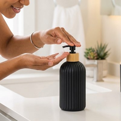 Distributeur de savon à mécanisme de distribution à pression manuelle