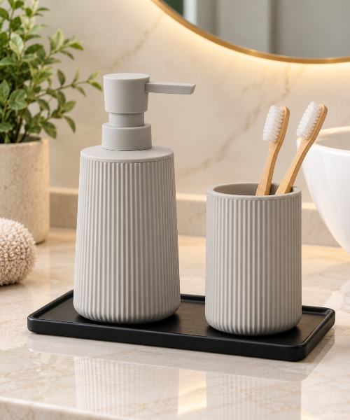 Distributeur de savon à pompe utilisé près d’un lavabo