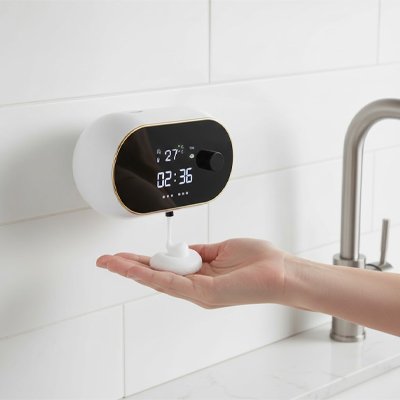 Distributeur de savon automatique affichant l'heure et la température ambiante