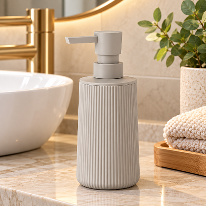 Distributeur de savon beige à pompe sur un plan de vasque