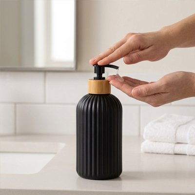 Distributeur de savon disponible en noir mat et blanc brillant