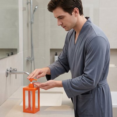 Distributeur de savon en forme de lanterne avec panneaux transparents