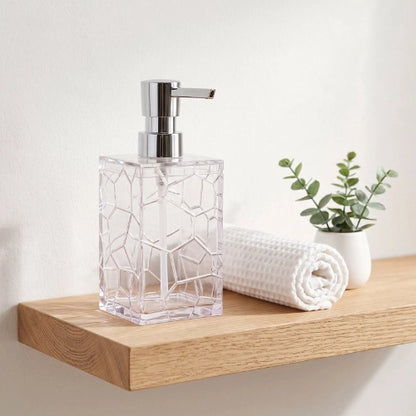 Distributeur de savon liquide transparent sur plateau en bois