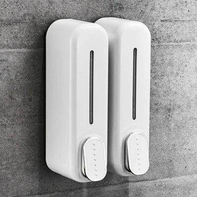 distributeur de savon mural blanc sur mur gris