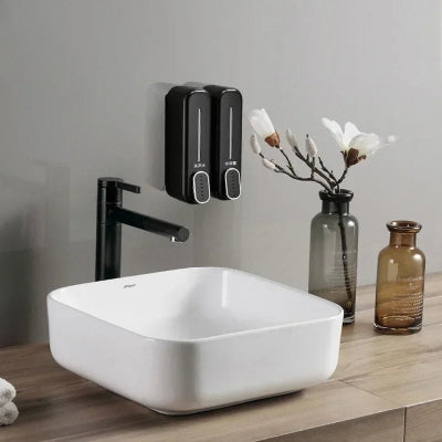 distributeur de savon mural noir sur mur gris