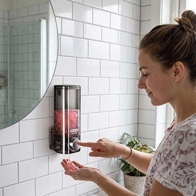 Distributeur de savon mural sans perçage fixé sur un mur