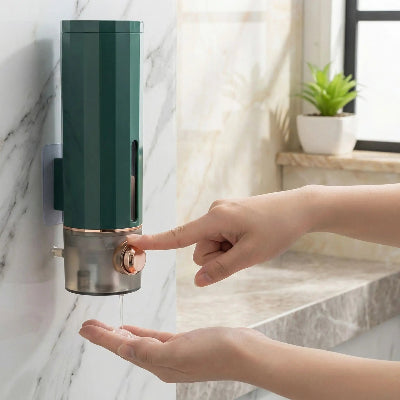 distributeur-de-savon-mural-vert-sur-mur-de-marbre