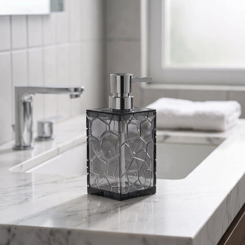 Distributeur de savon noir avec motif mosaïque sur lavabo