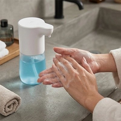 Distributeur de savon sans contact fonctionnant avec détection des mains