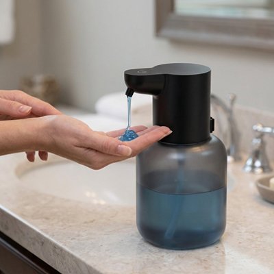 Distributeur savon s'intègrant aux styles de salles de bain 