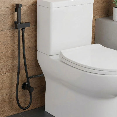 douchette WC de couleur noir mat prêt de la toilette